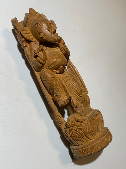 Statuette ancienne de Ganesh sculptée dans du bois de Santal - 15 cm de haut - 109,3 g . - Superbe pièce !