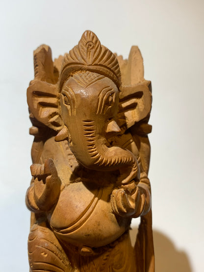 Statuette ancienne de Ganesh sculptée dans du bois de Santal - 15 cm de haut - 109,3 g . - Superbe pièce !