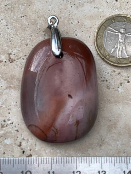 Jaspe polychrome, pendentif de 44mm de ht x32 x10. Vendu avec un cordon réglable de couleur noire !