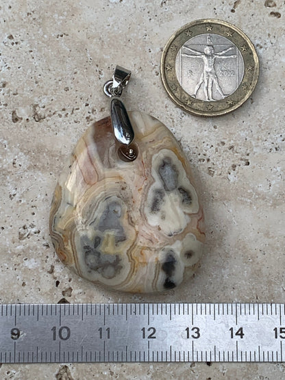 Agate crazy lace, galet percé de 42mm de hauteur x35 de largeur x12 d'épaisseur. Vendu avec cordon réglable !