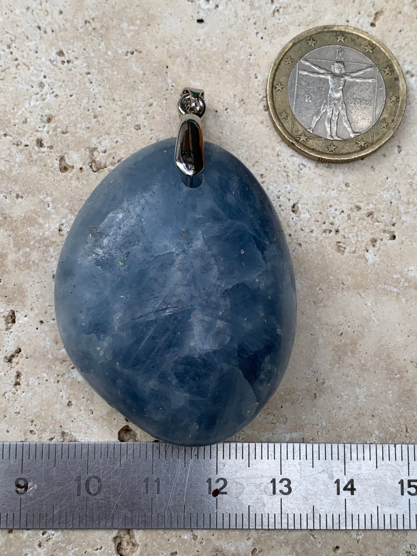 Calcite bleue, pendentif de 47mm de ht x37 x18. Vendu avec un cordon réglable de couleur noire !