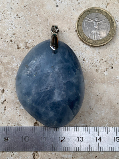 Calcite bleue, pendentif de 47mm de ht x37 x18. Vendu avec un cordon réglable de couleur noire !