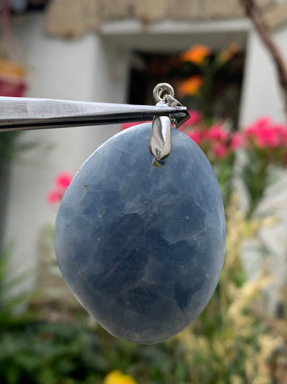 Calcite bleue, pendentif de 47mm de ht x37 x18. Vendu avec un cordon réglable de couleur noire !