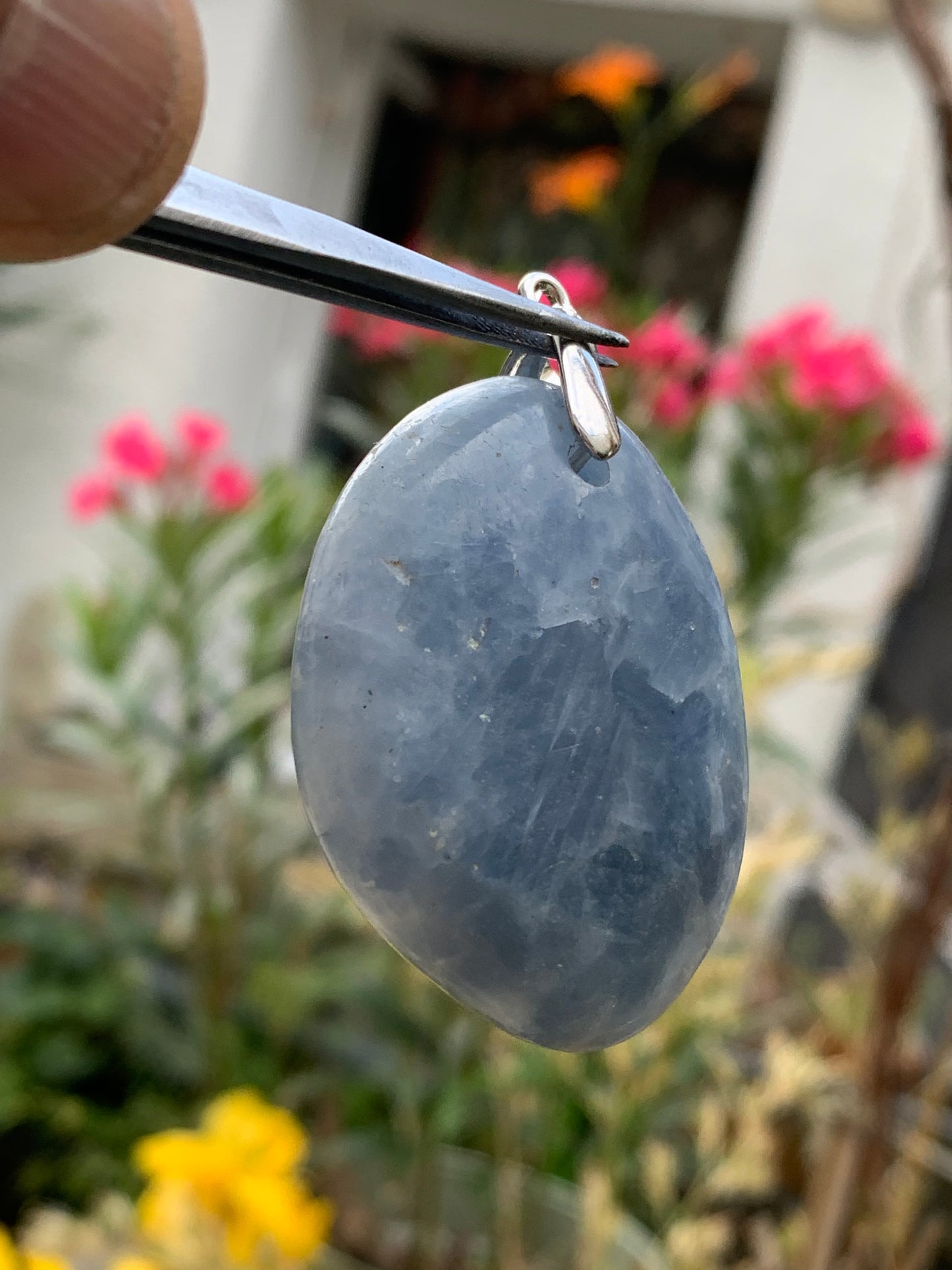 Calcite bleue, pendentif de 47mm de ht x37 x18. Vendu avec un cordon réglable de couleur noire !