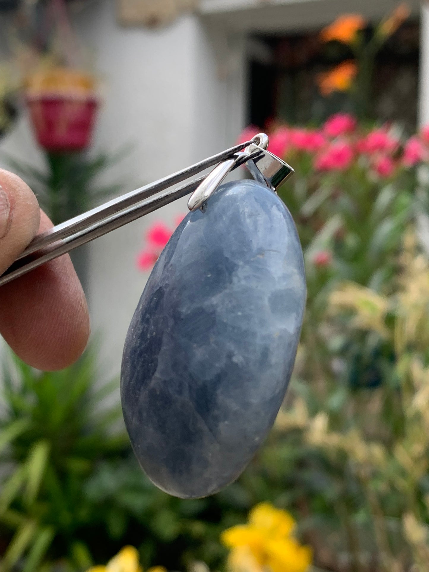 Calcite bleue, pendentif de 47mm de ht x37 x18. Vendu avec un cordon réglable de couleur noire !