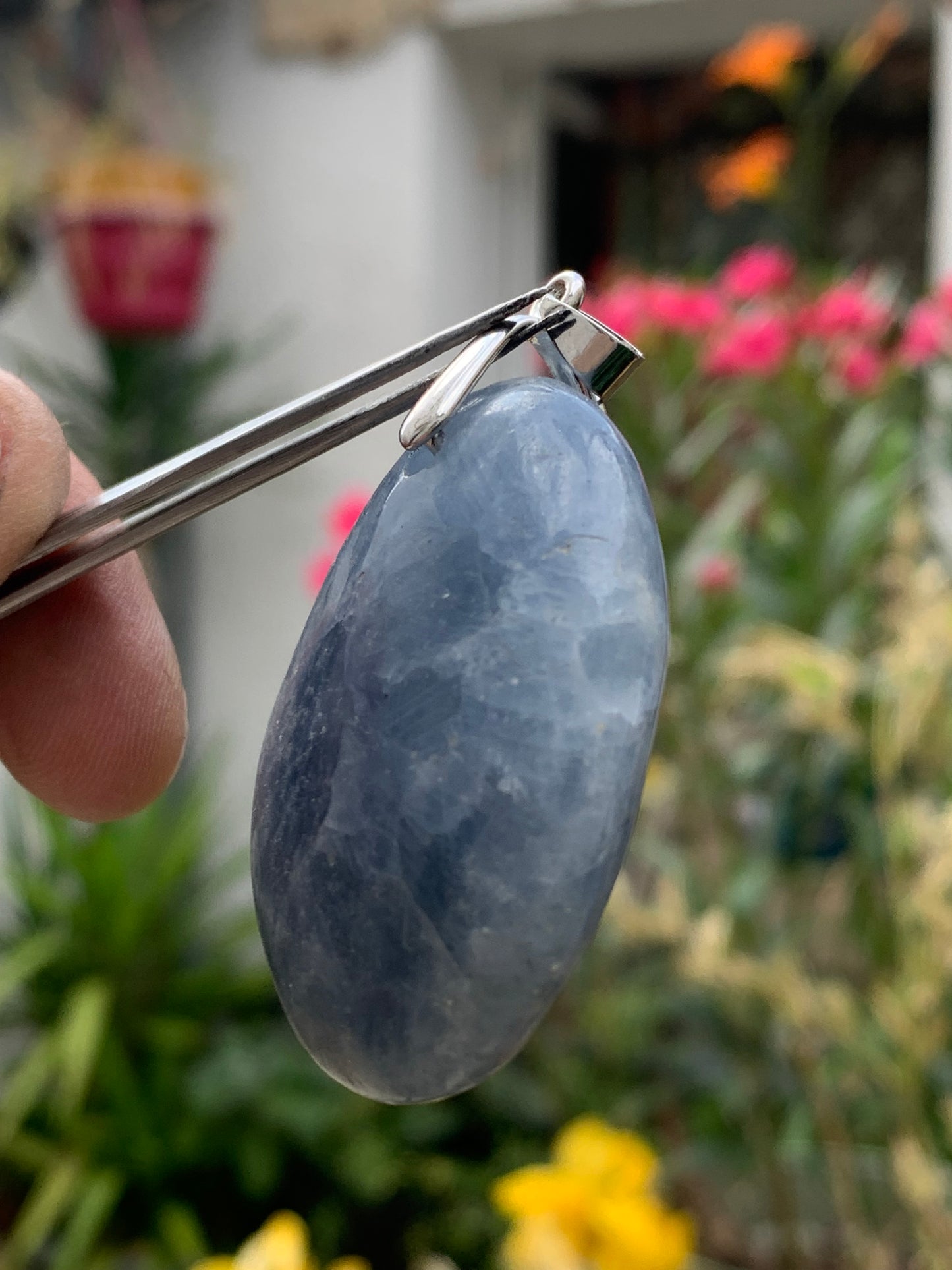 Calcite bleue, pendentif de 47mm de ht x37 x18. Vendu avec un cordon réglable de couleur noire !
