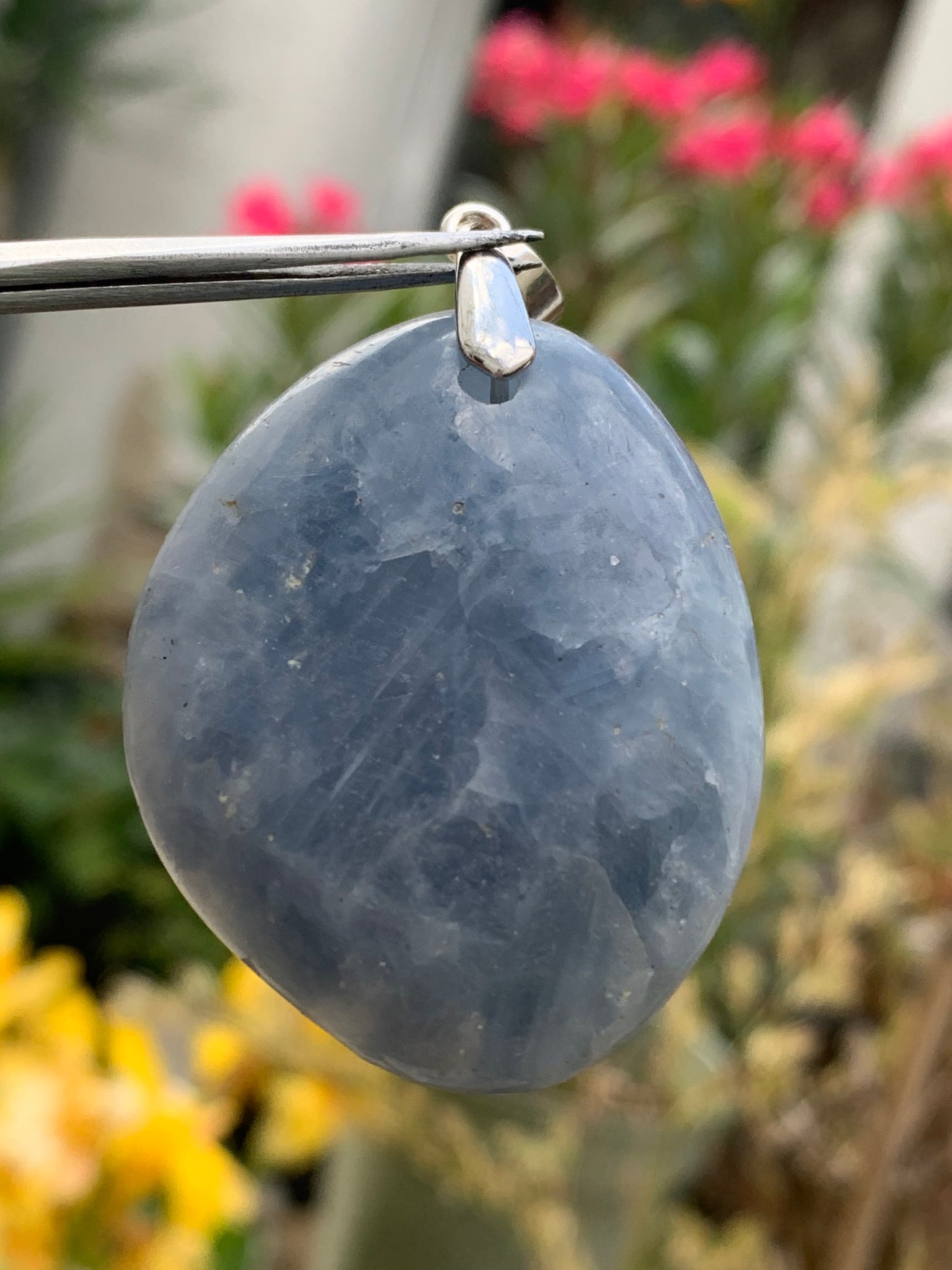 Calcite bleue, pendentif de 47mm de ht x37 x18. Vendu avec un cordon réglable de couleur noire !