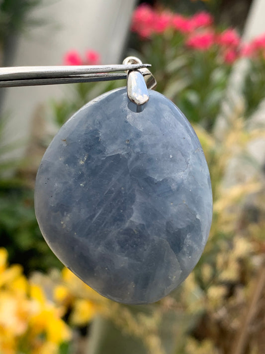 Calcite bleue, pendentif de 47mm de ht x37 x18. Vendu avec un cordon réglable de couleur noire !