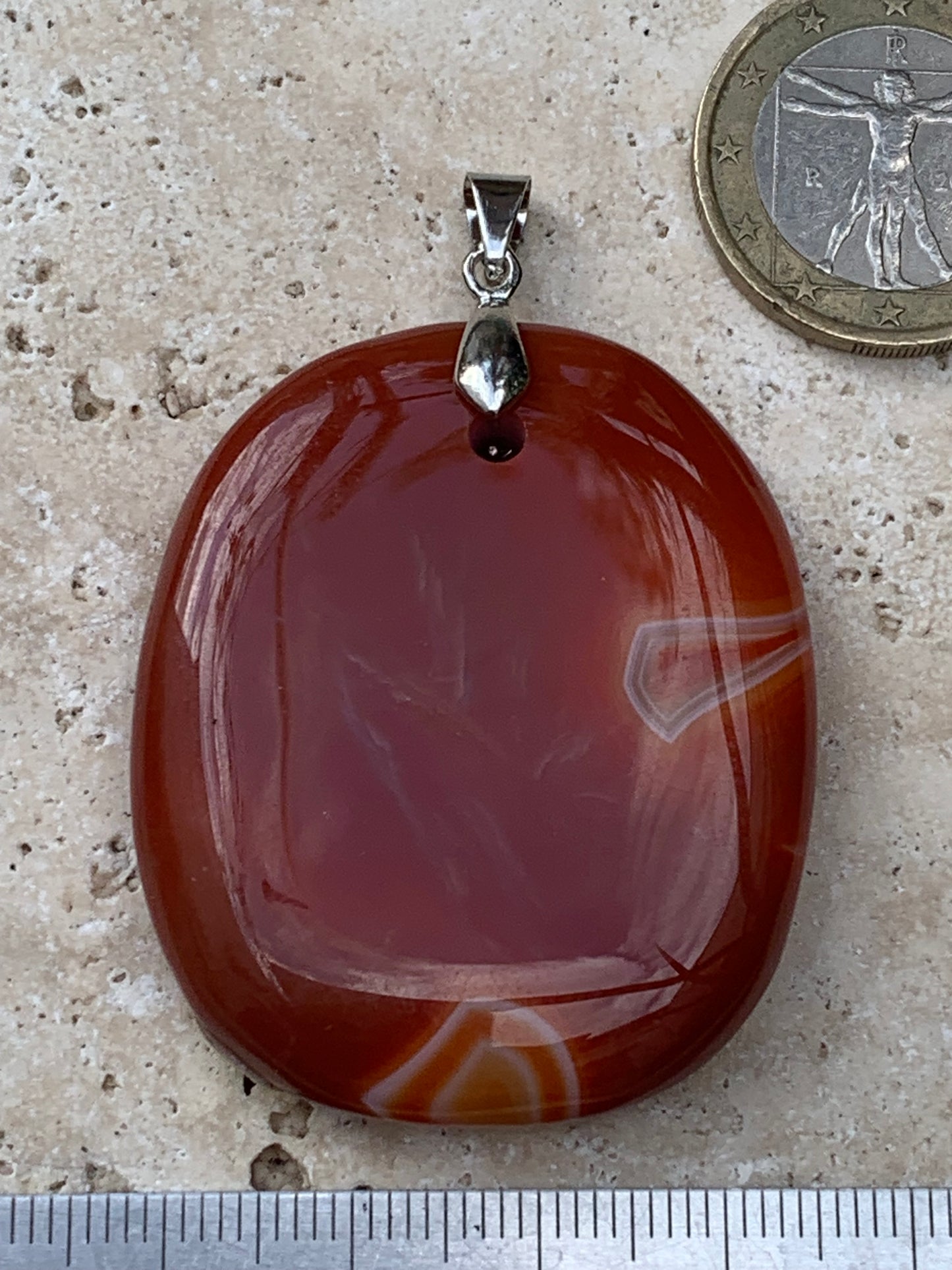 Cornaline, pendentif de 55mm de hauteur x 38 de largeur x 9 d'épaisseur. Vendu avec cordon réglable de couleur noire !