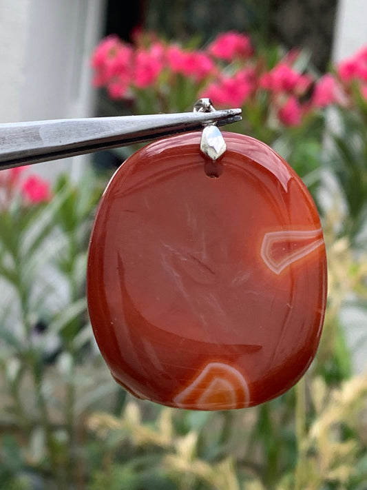 Cornaline, pendentif de 55mm de hauteur x 38 de largeur x 9 d'épaisseur. Vendu avec cordon réglable de couleur noire !