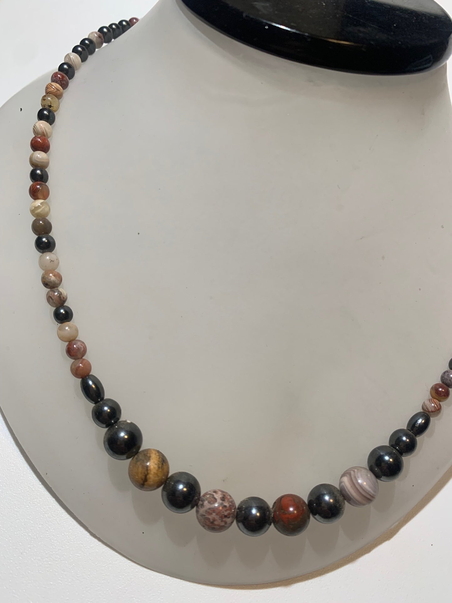 Collier créé par Zen Curiosity – Agate et hématite, perles rondes de 4 à 8 mm - Longueur 44 cm - 3 finitions au choix