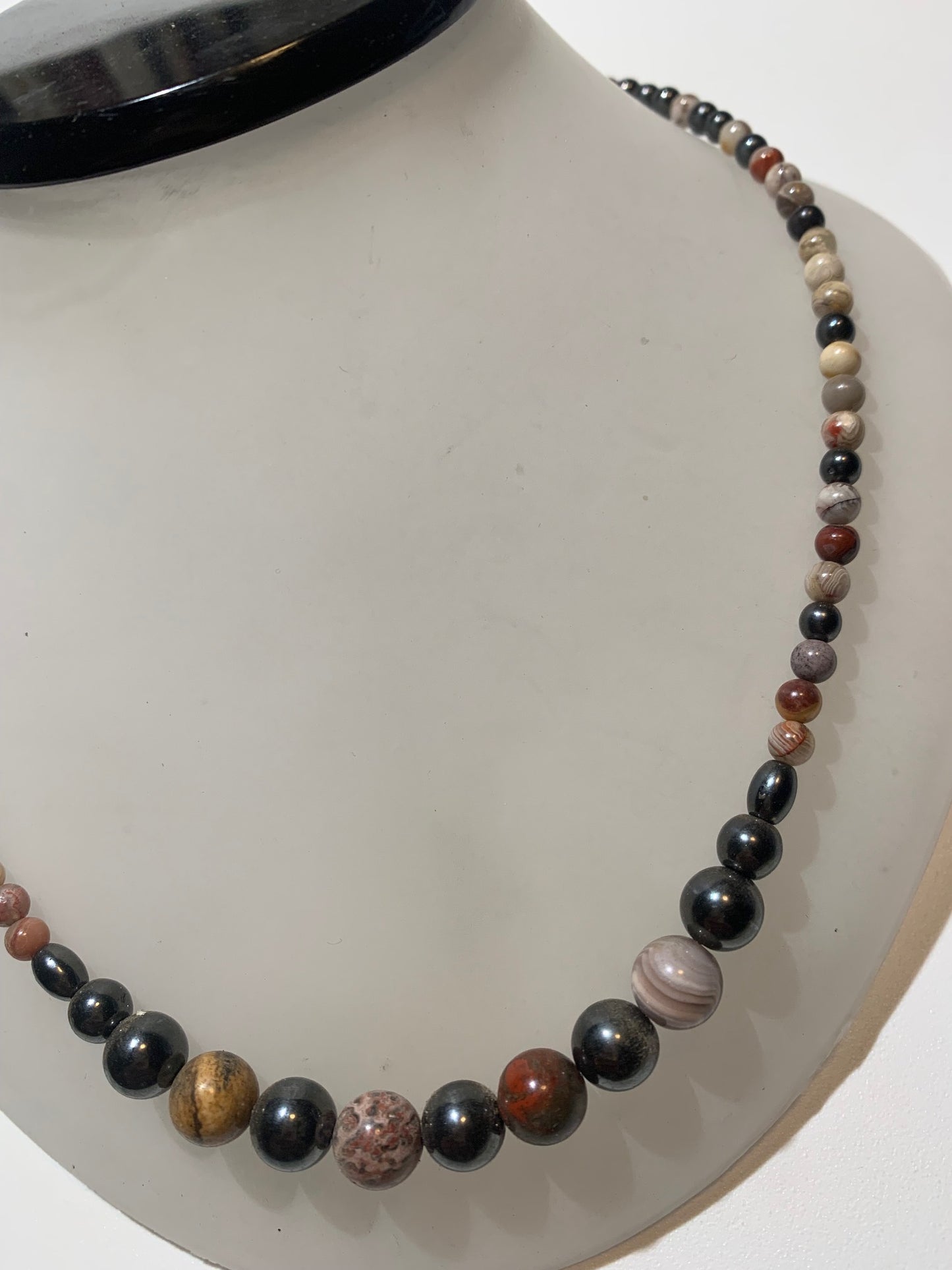 Collier créé par Zen Curiosity – Agate et hématite, perles rondes de 4 à 8 mm - Longueur 44 cm - 3 finitions au choix