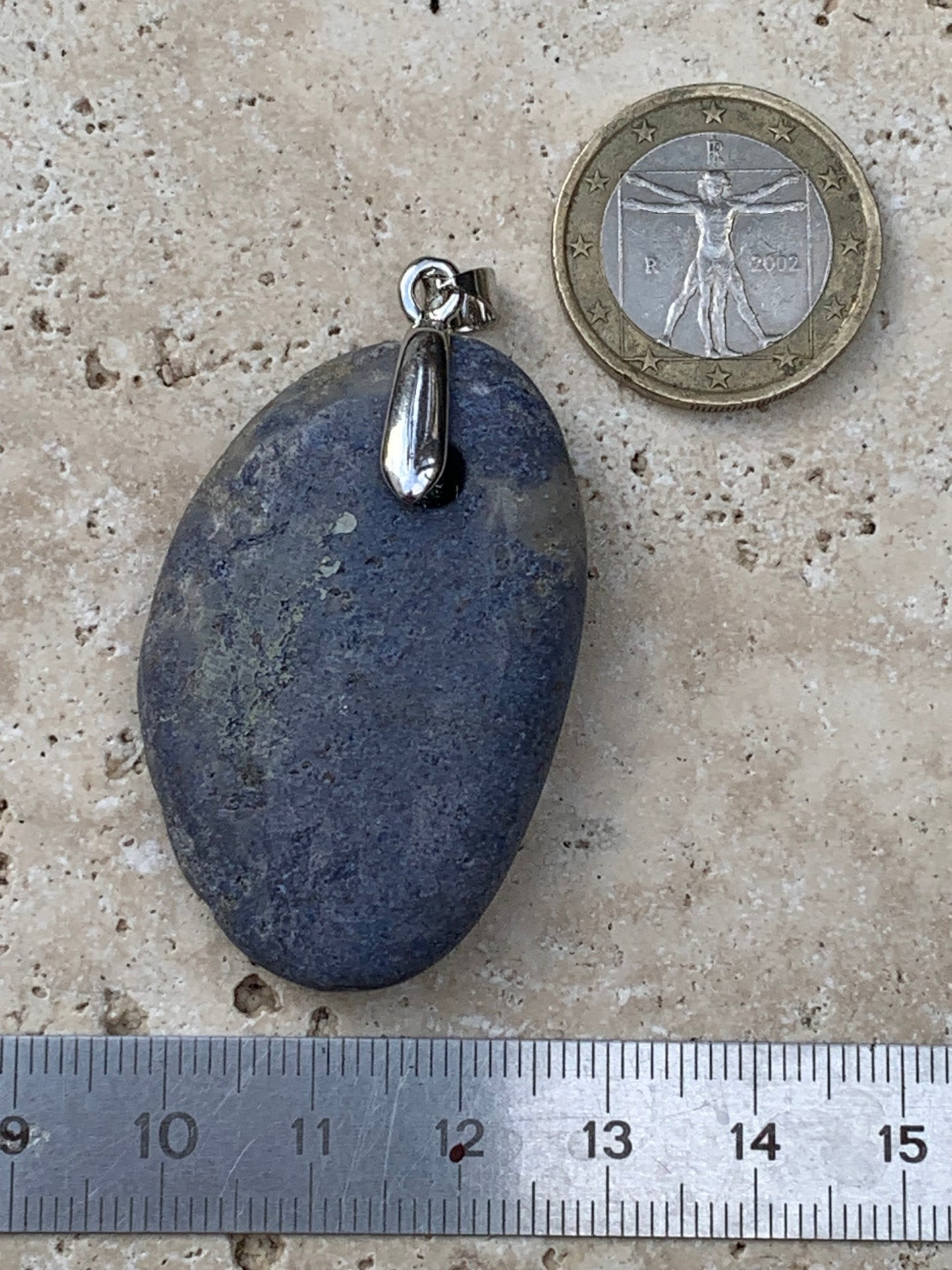 Dumortierite, pendentif de 45mm de ht x30 x10. Vendu avec un cordon réglable de couleur noire !