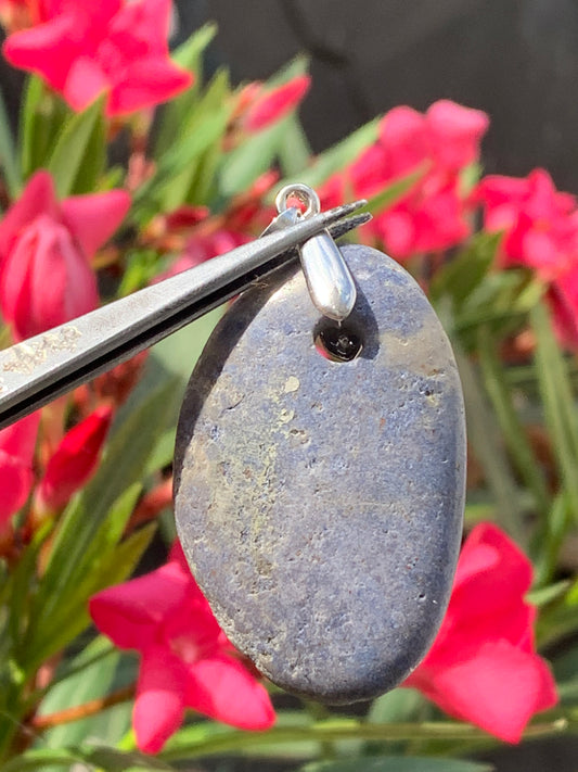 Dumortierite, pendentif de 45mm de ht x30 x10. Vendu avec un cordon réglable de couleur noire !