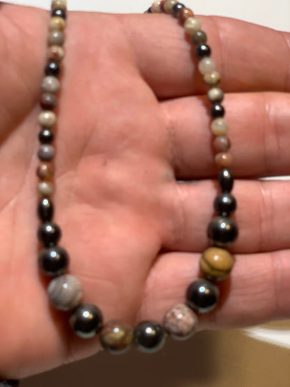 Collier créé par Zen Curiosity – Agate et hématite, perles rondes de 4 à 8 mm - Longueur 44 cm - 3 finitions au choix