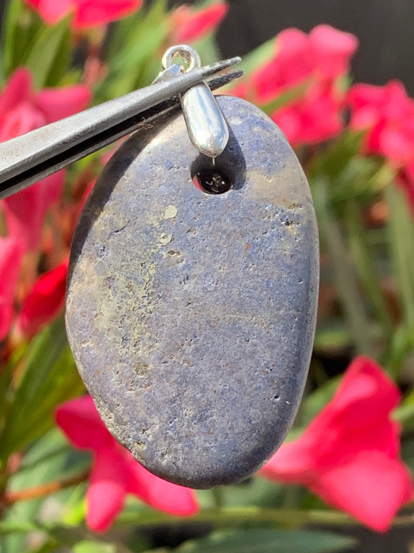 Dumortierite, pendentif de 45mm de ht x30 x10. Vendu avec un cordon réglable de couleur noire !