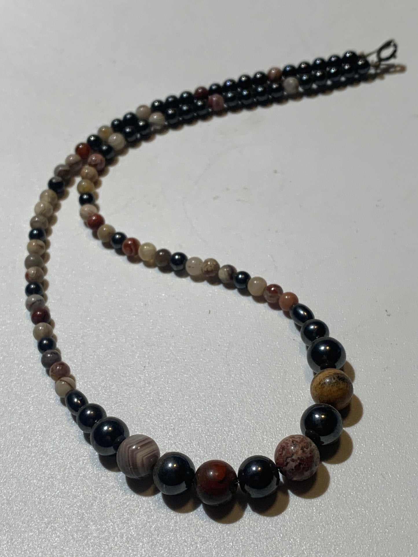 Collier créé par Zen Curiosity – Agate et hématite, perles rondes de 4 à 8 mm - Longueur 44 cm - 3 finitions au choix