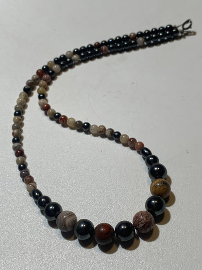 Collier créé par Zen Curiosity – Agate et hématite, perles rondes de 4 à 8 mm - Longueur 44 cm - 3 finitions au choix