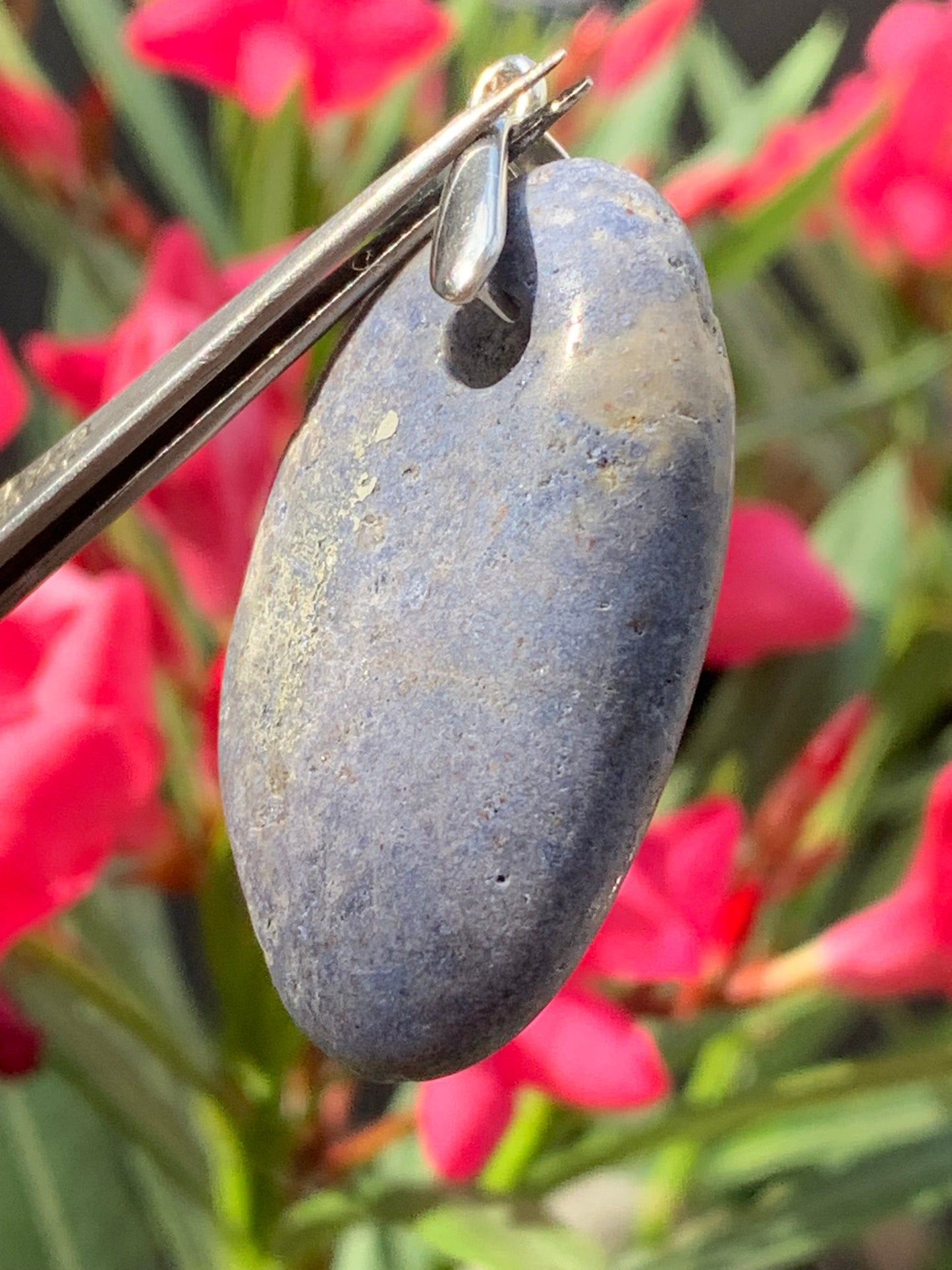 Dumortierite, pendentif de 45mm de ht x30 x10. Vendu avec un cordon réglable de couleur noire !