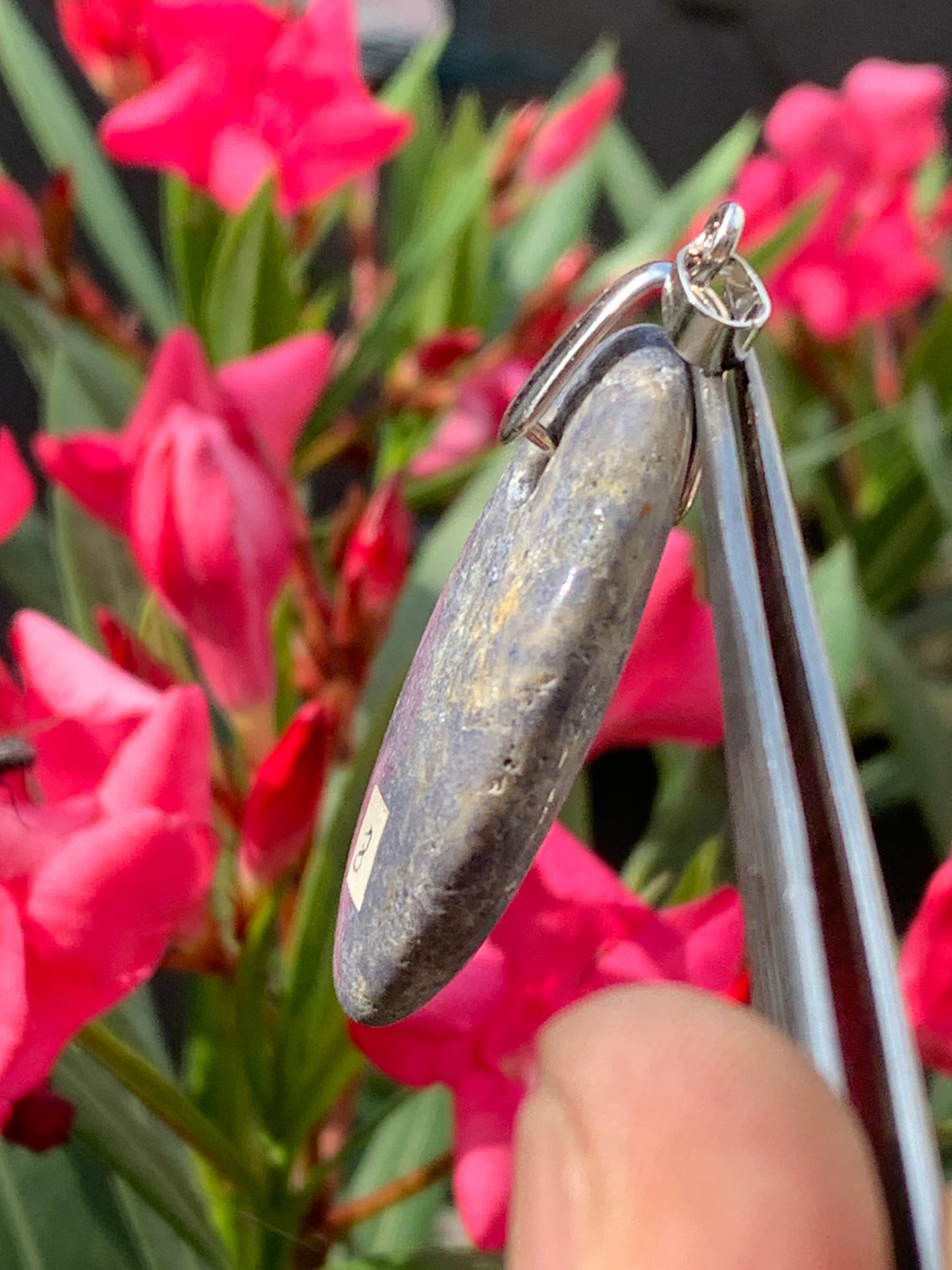 Dumortierite, pendentif de 45mm de ht x30 x10. Vendu avec un cordon réglable de couleur noire !