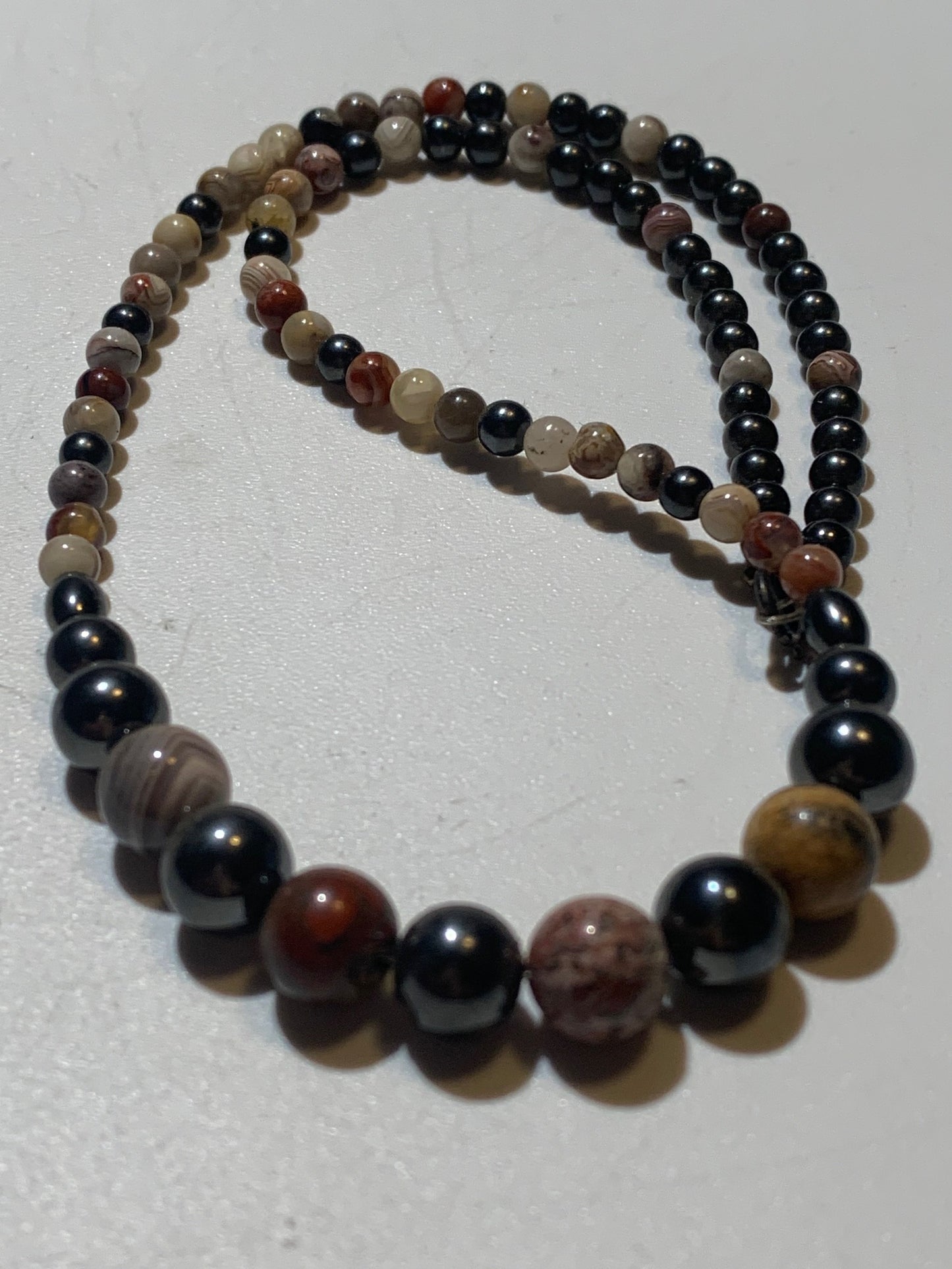 Collier créé par Zen Curiosity – Agate et hématite, perles rondes de 4 à 8 mm - Longueur 44 cm - 3 finitions au choix