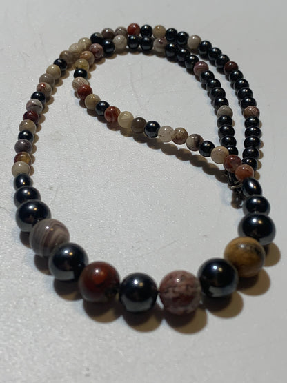 Collier créé par Zen Curiosity – Agate et hématite, perles rondes de 4 à 8 mm - Longueur 44 cm - 3 finitions au choix