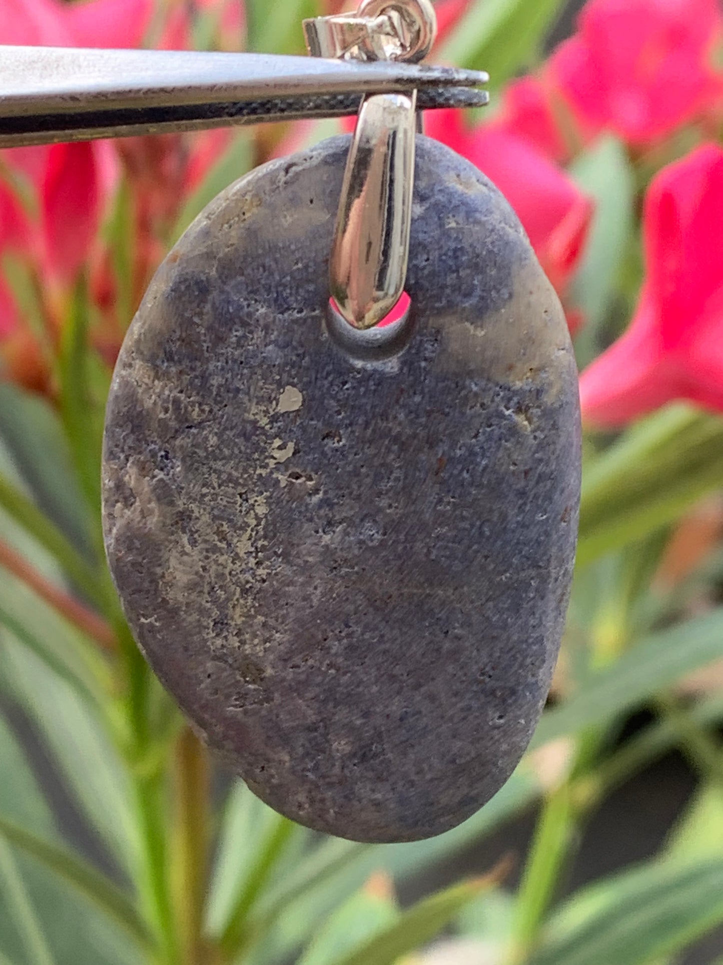 Dumortierite, pendentif de 45mm de ht x30 x10. Vendu avec un cordon réglable de couleur noire !