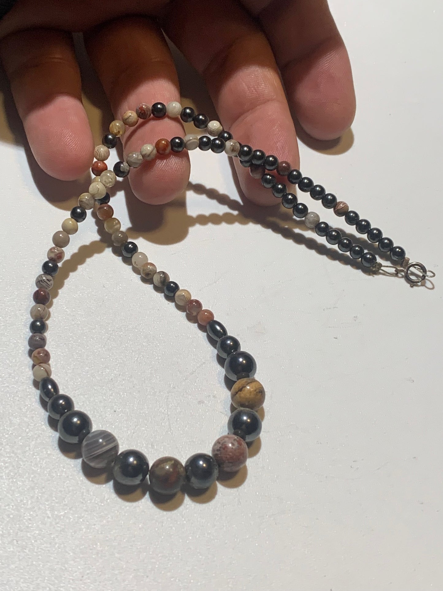 Collier créé par Zen Curiosity – Agate et hématite, perles rondes de 4 à 8 mm - Longueur 44 cm - 3 finitions au choix