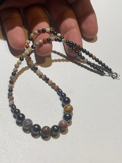 Collier créé par Zen Curiosity – Agate et hématite, perles rondes de 4 à 8 mm - Longueur 44 cm - 3 finitions au choix