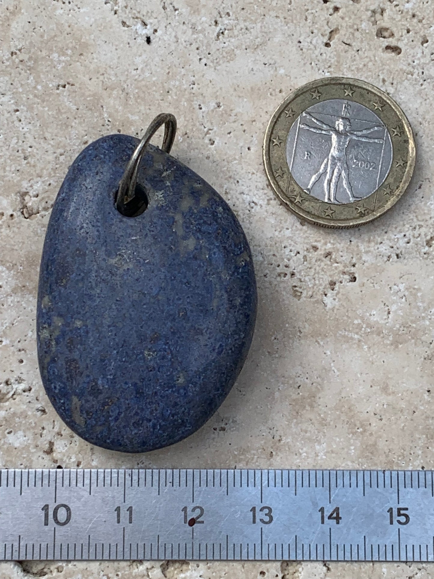 Dumortierite, pendentif de 47mm de ht x32 x12. Vendu avec un cordon réglable de couleur noire !