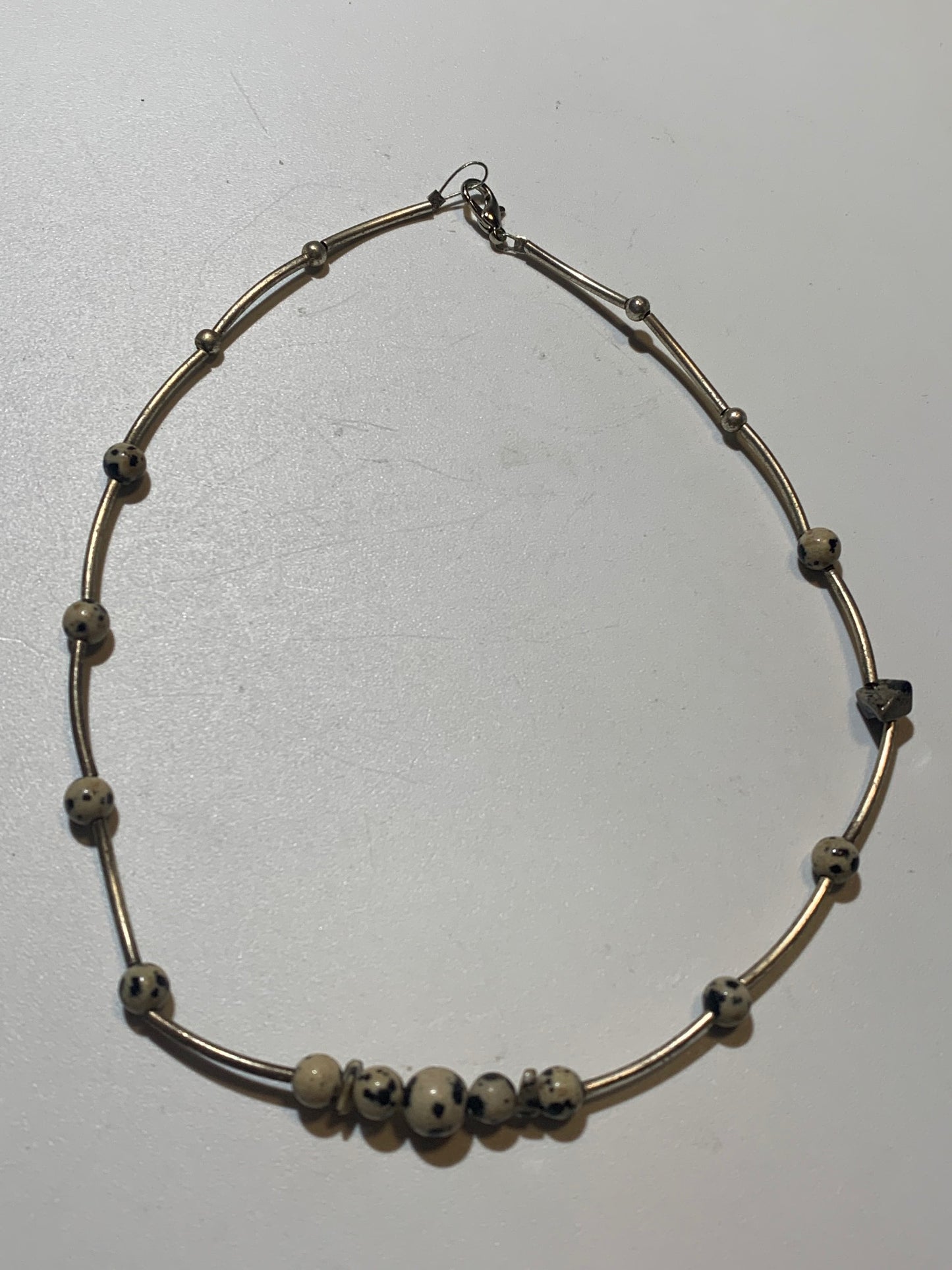 Collier créé par Zen Curiosity – Jaspe Dalmatien, perles rondes de 6 et 8 mm - Longueur 44 cm