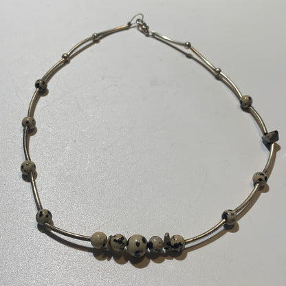 Collier créé par Zen Curiosity – Jaspe Dalmatien, perles rondes de 6 et 8 mm - Longueur 44 cm