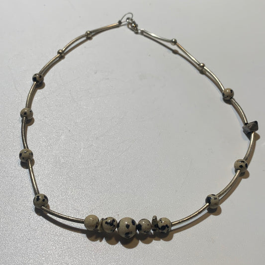Collier créé par Zen Curiosity – Jaspe Dalmatien, perles rondes de 6 et 8 mm - Longueur 44 cm