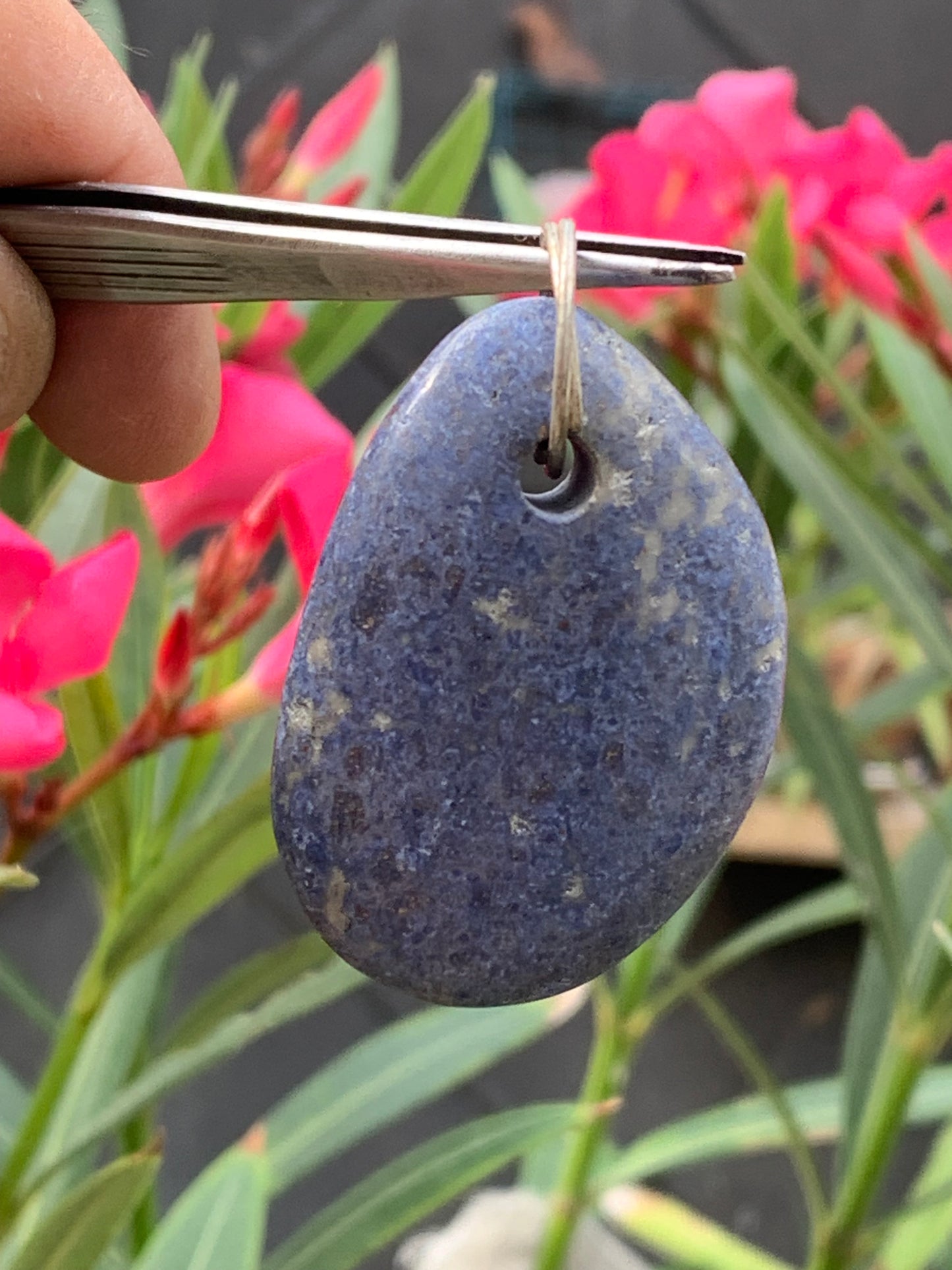 Dumortierite, pendentif de 47mm de ht x32 x12. Vendu avec un cordon réglable de couleur noire !
