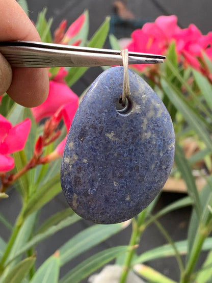 Dumortierite, pendentif de 47mm de ht x32 x12. Vendu avec un cordon réglable de couleur noire !