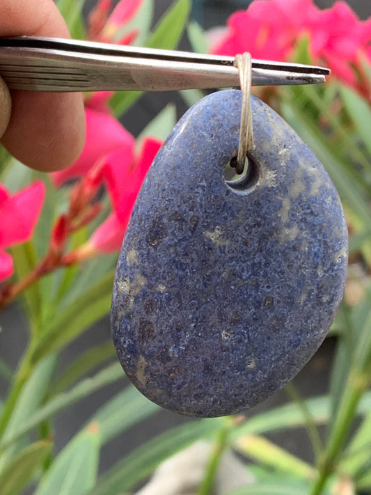 Dumortierite, pendentif de 47mm de ht x32 x12. Vendu avec un cordon réglable de couleur noire !