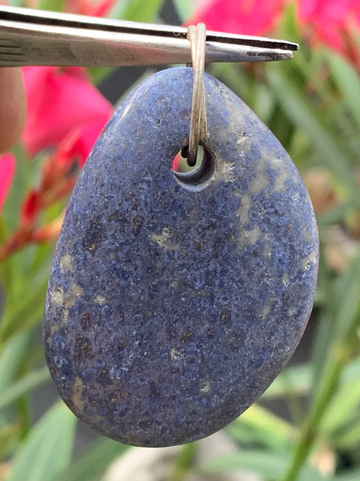 Dumortierite, pendentif de 47mm de ht x32 x12. Vendu avec un cordon réglable de couleur noire !