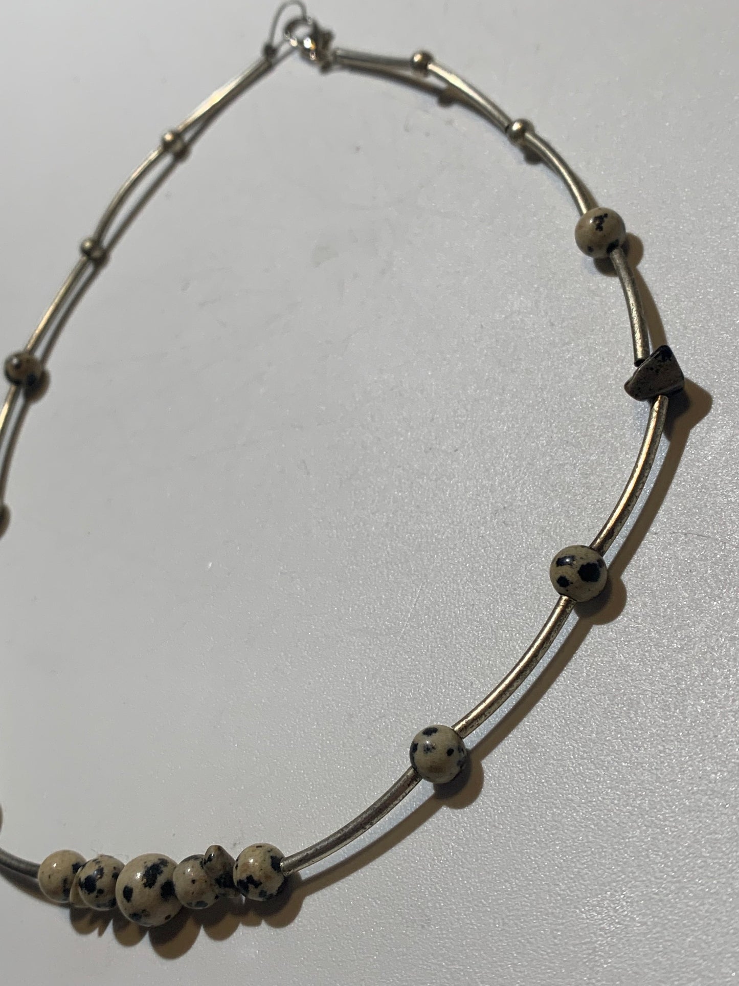 Collier créé par Zen Curiosity – Jaspe Dalmatien, perles rondes de 6 et 8 mm - Longueur 44 cm