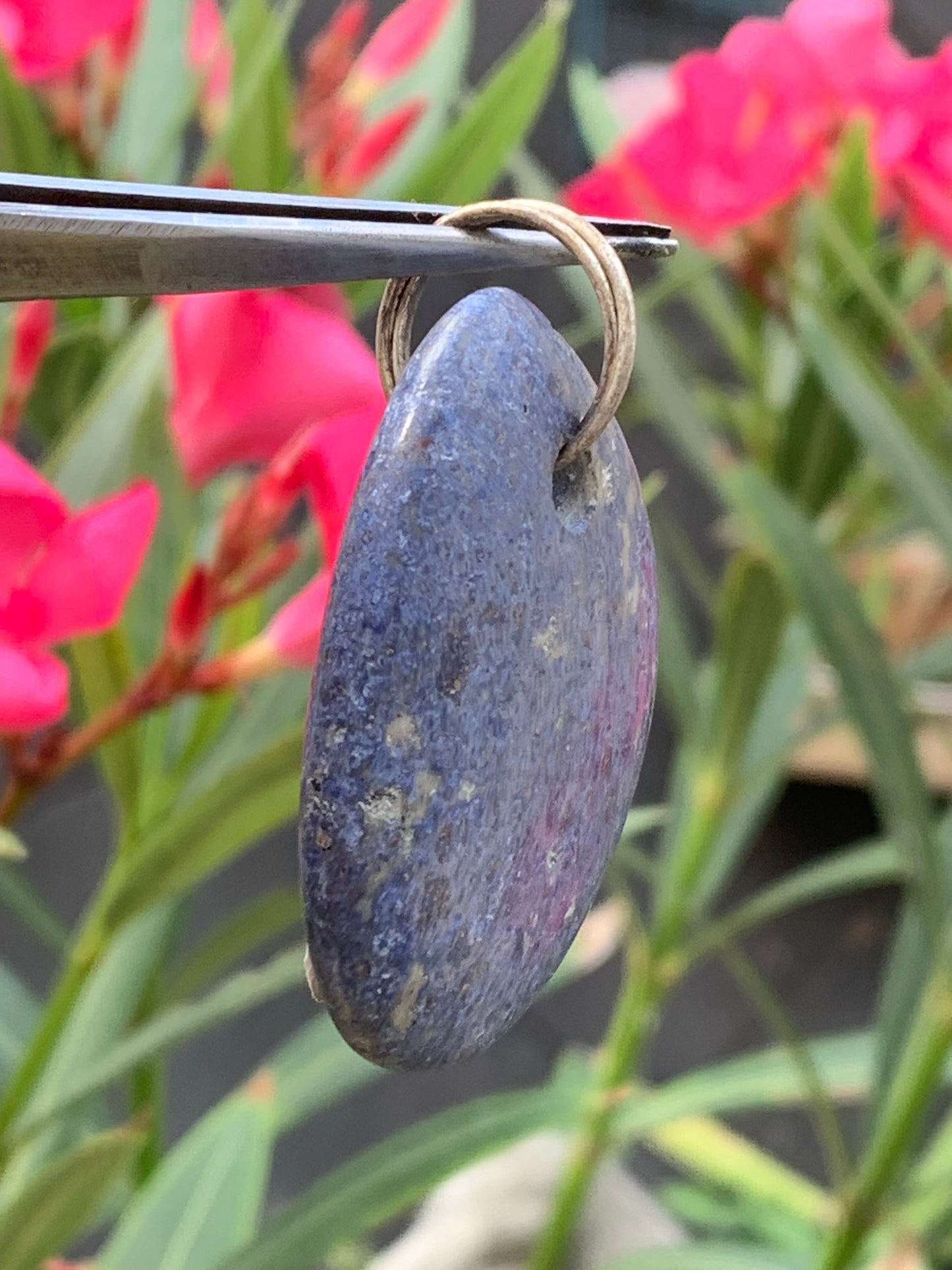 Dumortierite, pendentif de 47mm de ht x32 x12. Vendu avec un cordon réglable de couleur noire !