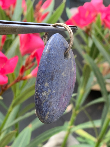Dumortierite, pendentif de 47mm de ht x32 x12. Vendu avec un cordon réglable de couleur noire !