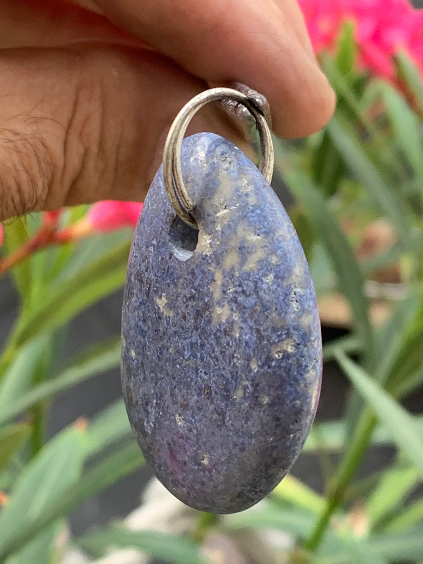 Dumortierite, pendentif de 47mm de ht x32 x12. Vendu avec un cordon réglable de couleur noire !