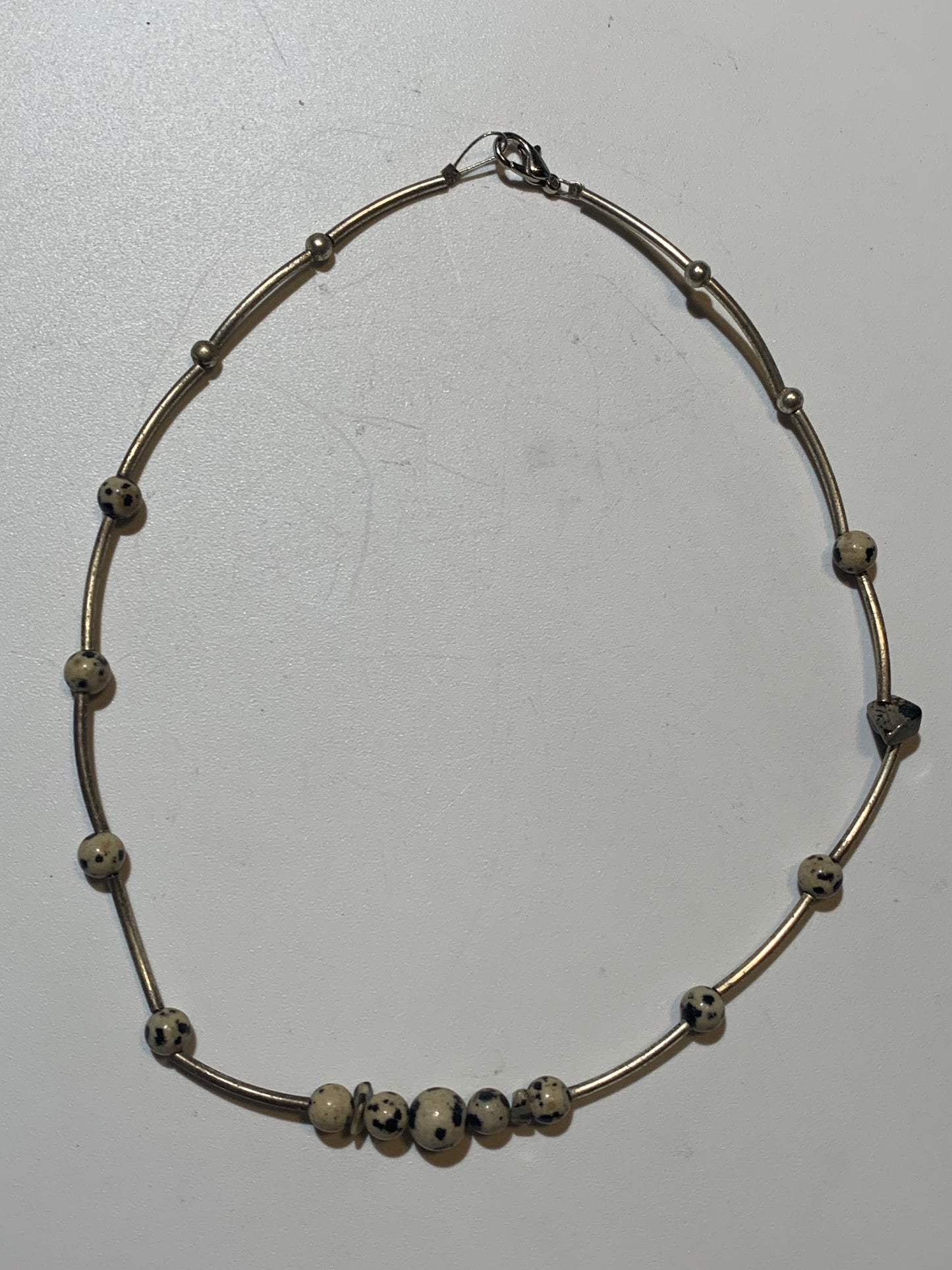 Collier créé par Zen Curiosity – Jaspe Dalmatien, perles rondes de 6 et 8 mm - Longueur 44 cm