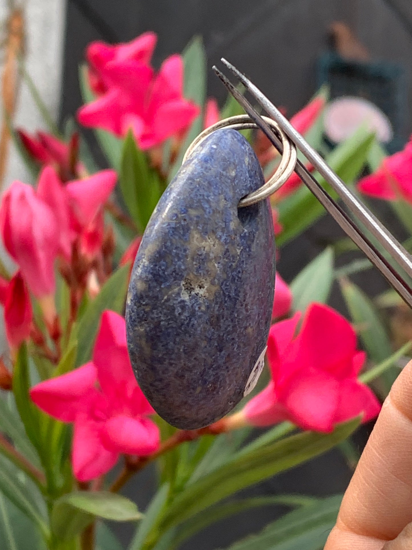 Dumortierite, pendentif de 47mm de ht x32 x12. Vendu avec un cordon réglable de couleur noire !