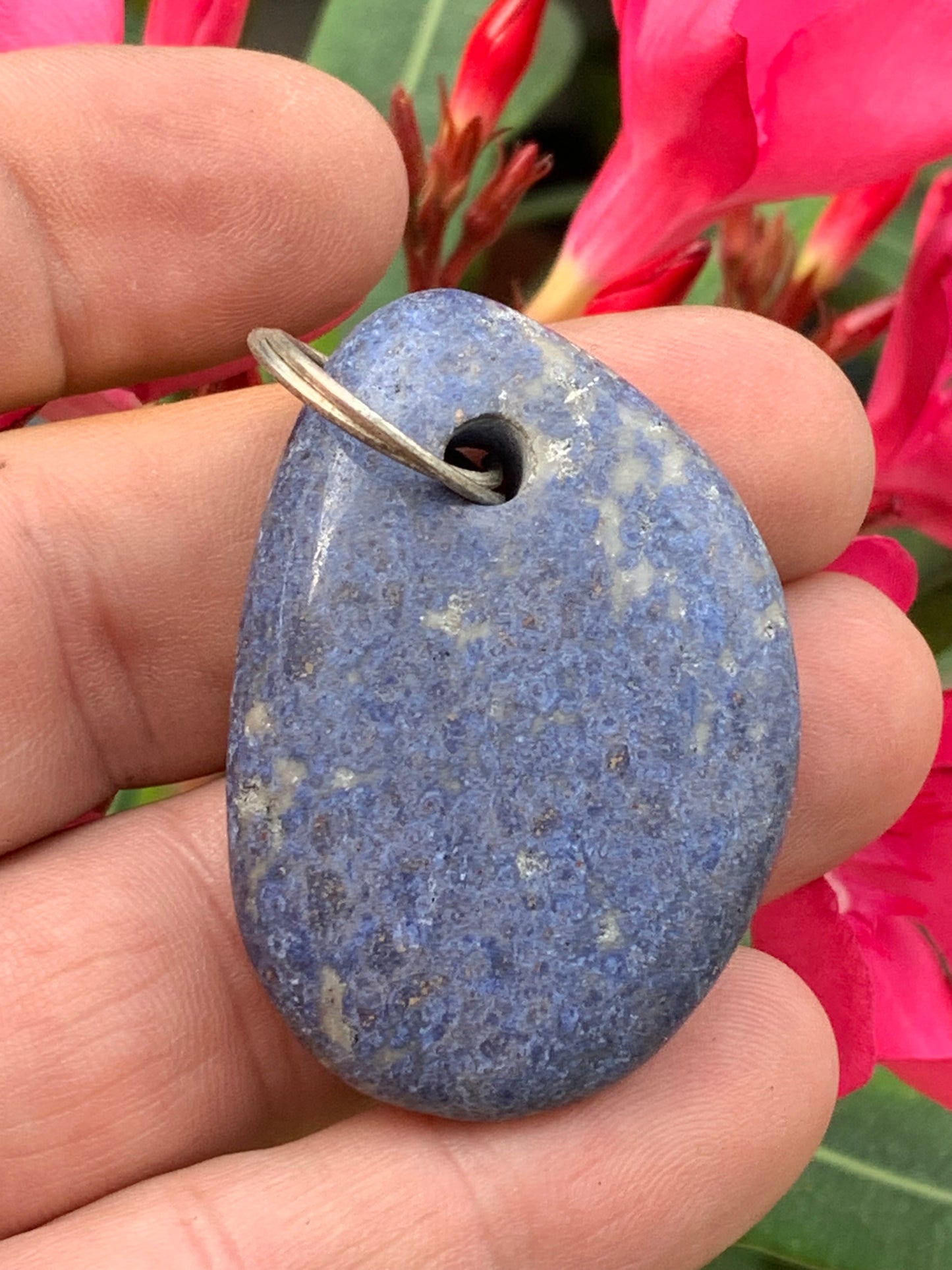 Dumortierite, pendentif de 47mm de ht x32 x12. Vendu avec un cordon réglable de couleur noire !