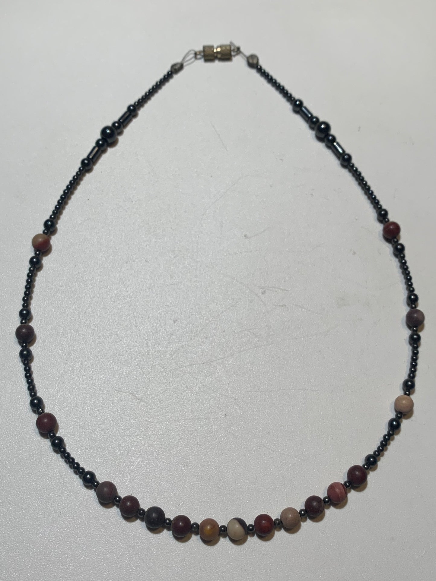 Collier créé par Zen Curiosity – Jaspe Mokaïte et hématite, perles rondes de 6 mm, finition mate, longueur 44 cm