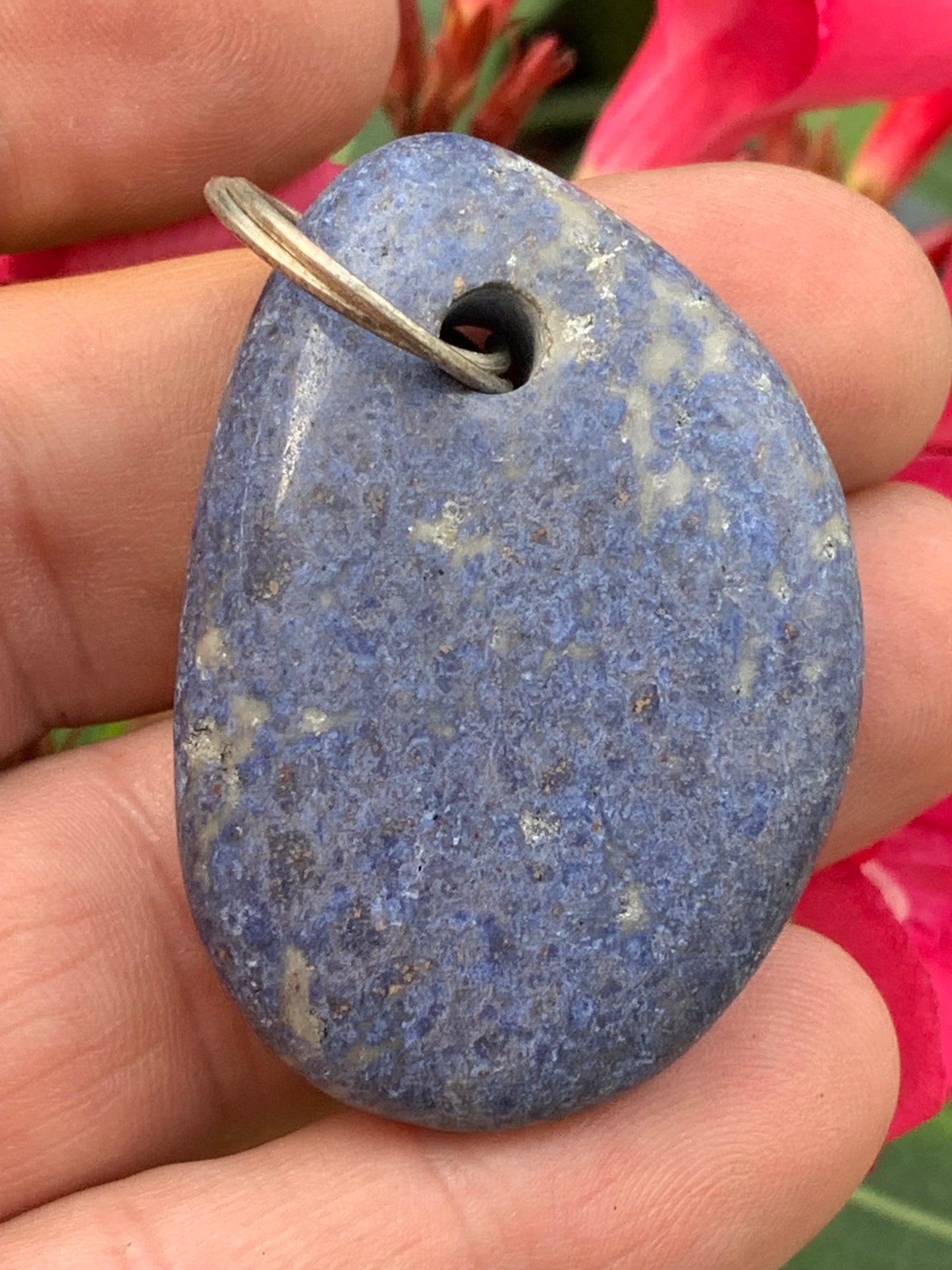 Dumortierite, pendentif de 47mm de ht x32 x12. Vendu avec un cordon réglable de couleur noire !