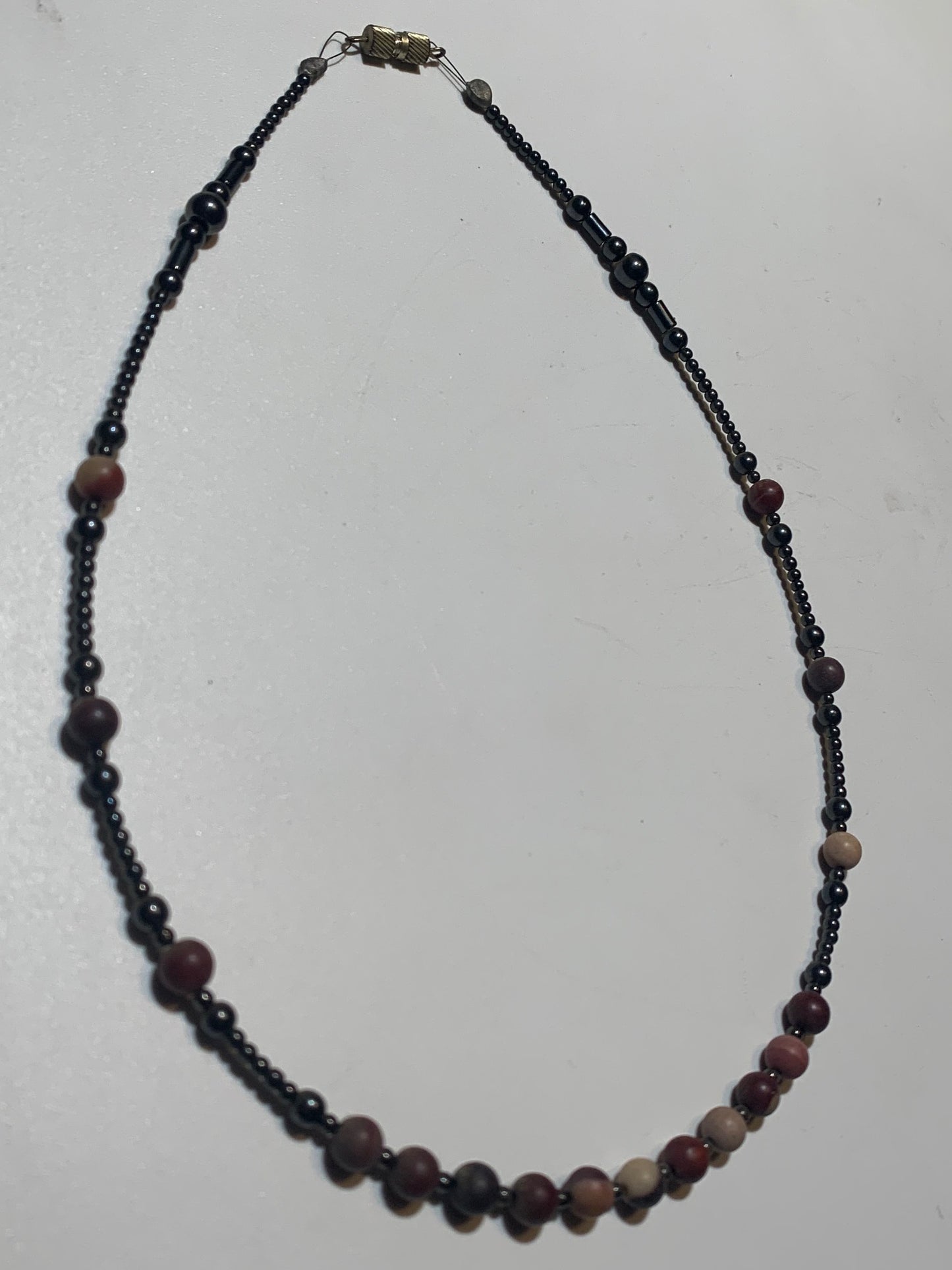 Collier créé par Zen Curiosity – Jaspe Mokaïte et hématite, perles rondes de 6 mm, finition mate, longueur 44 cm