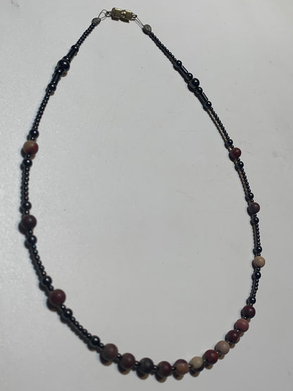 Collier créé par Zen Curiosity – Jaspe Mokaïte et hématite, perles rondes de 6 mm, finition mate, longueur 44 cm