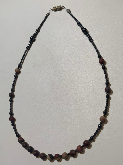 Collier créé par Zen Curiosity – Jaspe Mokaïte et hématite, perles rondes de 6 mm, finition mate, longueur 44 cm