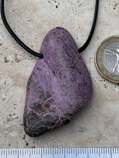Stichite/ Stichtite, pendentif de 52mm de ht x30 x10. Vendu avec un cordon réglable de couleur noire !